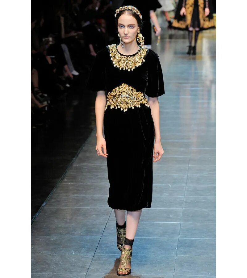 Dolce gabbana black. Платья дольче габбана 2023. Дольче габбана коллекция 2023. Дольче габбана коллекция 2013. Платье дольче габбана черное.