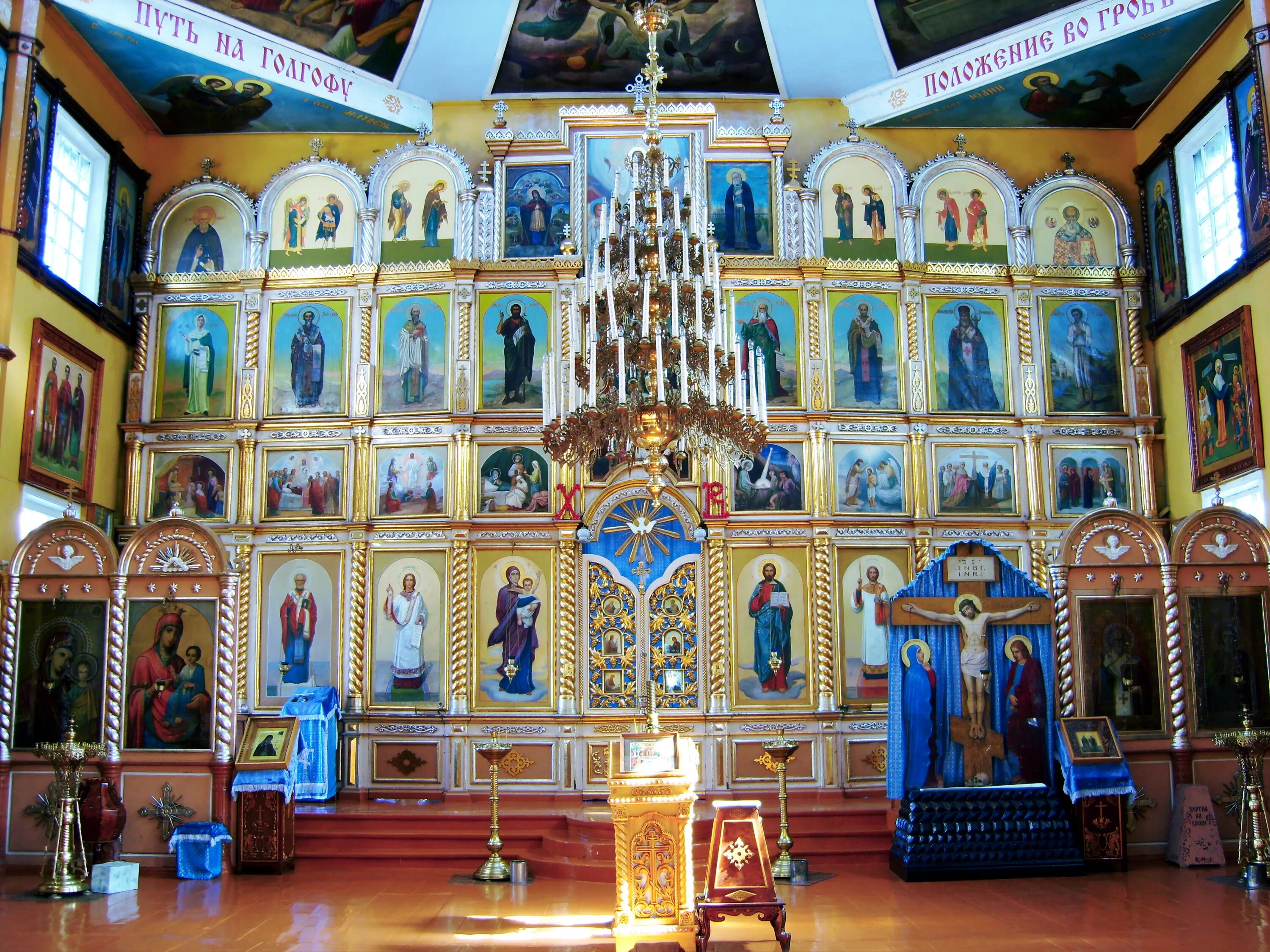 возвышение перед иконостасом