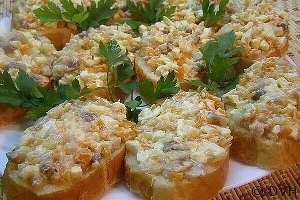 Рыба сыр. Морепродукты на белом фоне. Селедочное сливочное масло. Закуска ложная икра из селедки и моркови. Закуски с селедочным маслом.