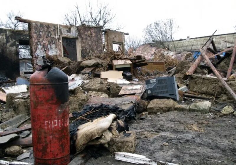 Пропан горит. Взорвался газовый баллон. взрыв газового баллона. последствия взрыва газового баллона. взорвавшийся пропановый баллон.