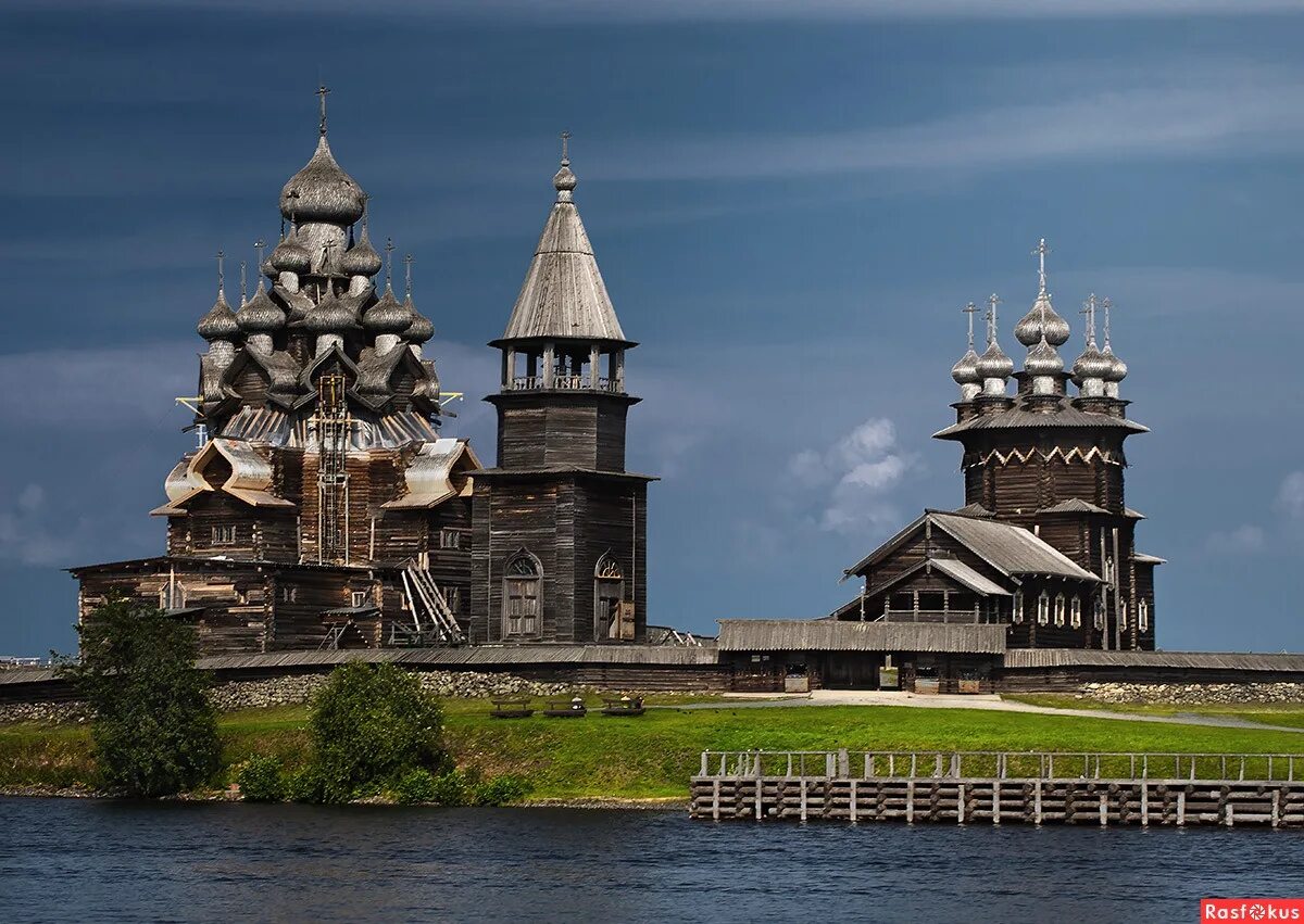 В каком городе находится деревянного зодчества. Деревянное зодчество Кижи. Музей деревянного зодчества Кижи. Кижи Карелия деревянное зодчество. Погост Кижи деревянное зодчество.