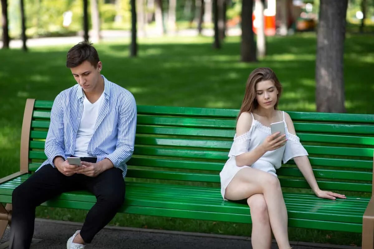 Русские девушки сидит лицо парень. Мужчина на скамейке. Парень с девушкой на лавке. Сидит на скамейке. Мужчина в парке на скамейке.