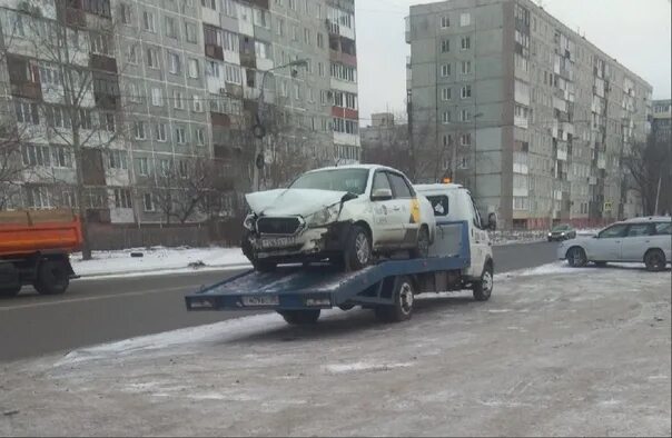 Авария в Омске вчера на Куйбышева. ДТП В Омске 24 Северная Герцена грузовик и легковушка. Авария на перекрестке Октябрьской и Пионерской в Орле 5.11.21.