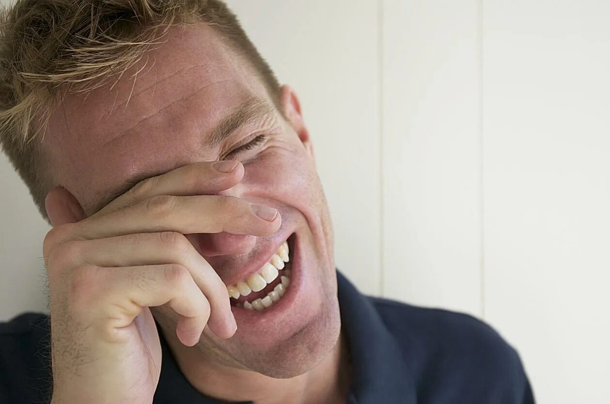 Скверная улыбка. Человек ржет. Короткий смех. Короткий смех. Человек, который смеется.