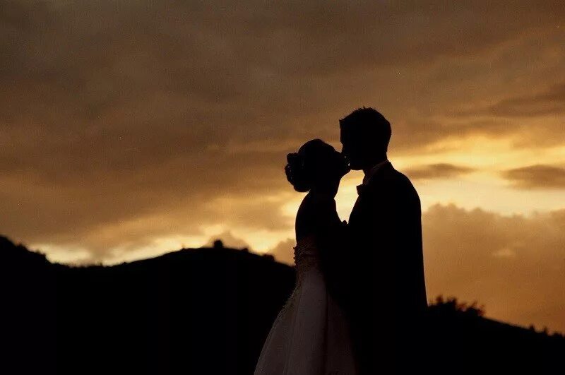 Two distant strangers фильм. Встреча влюбленных. Влюбленные на дороге. Two distant strangers фильм. Силуэт пары влюбленных.