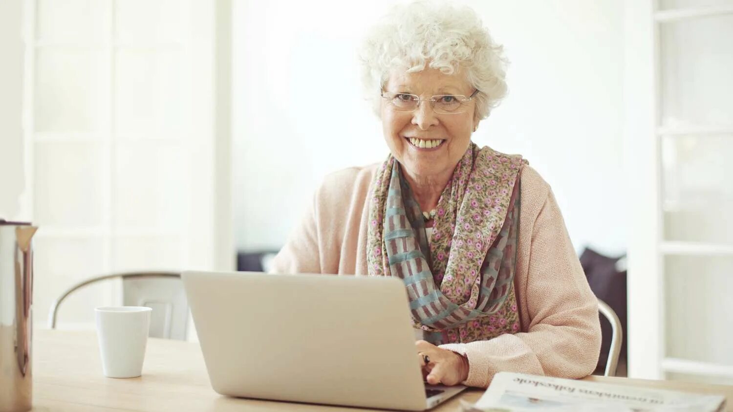 Пенсионерка в магазине. Пожилая женщина в офисе. Работа для пенсионеров женщин после 55 лет. Работа для пенсионеров женщин после 55 лет. Женщина пожилая стол ноутбук окно комната.