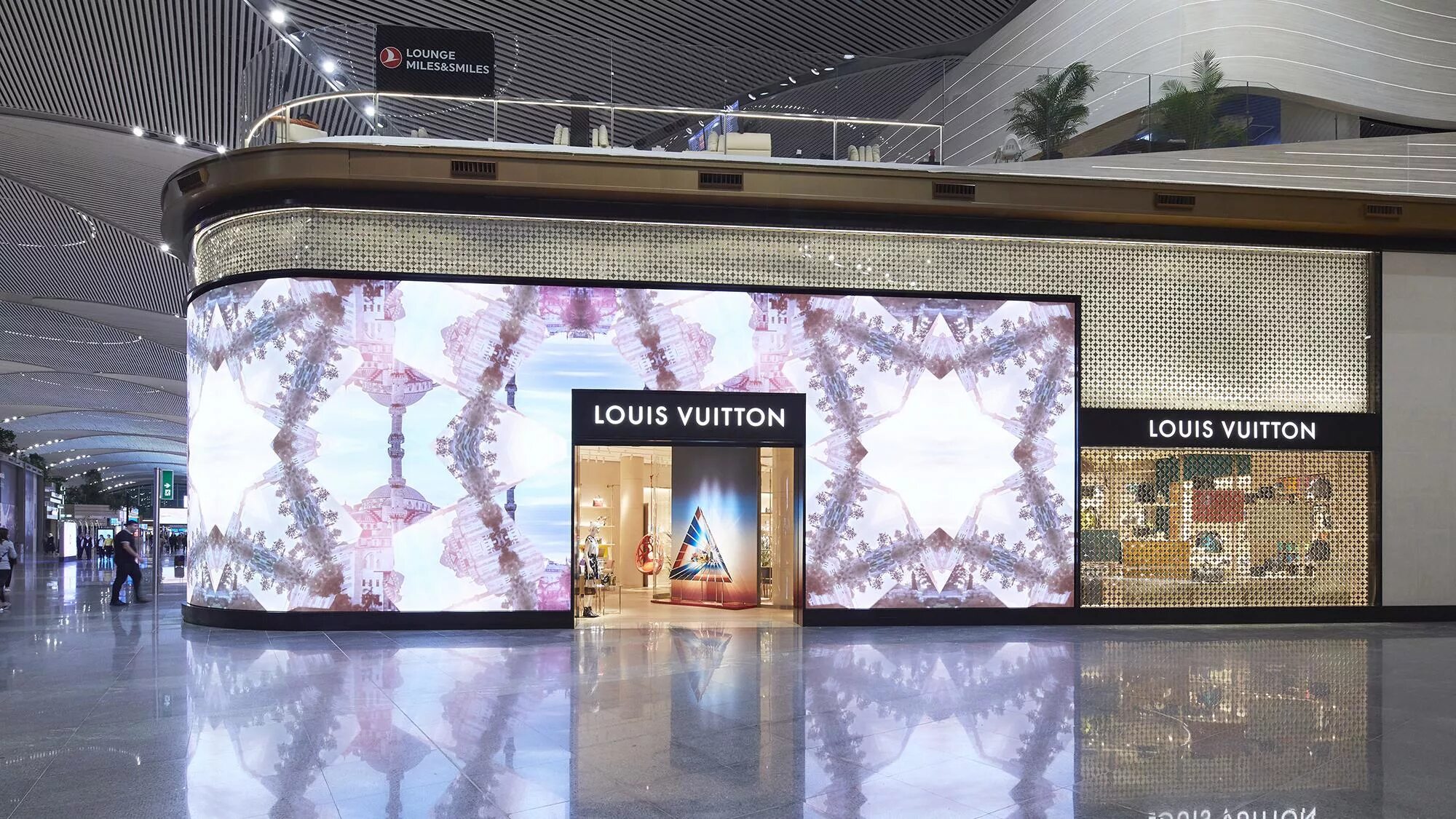 Louis turkey. Louis Vuitton Стамбул Nisantasi. Луи Виттон Стамбул. Луи Виттон в аэропорту Стамбула. Louis Vuitton Istanbul Havalimani.