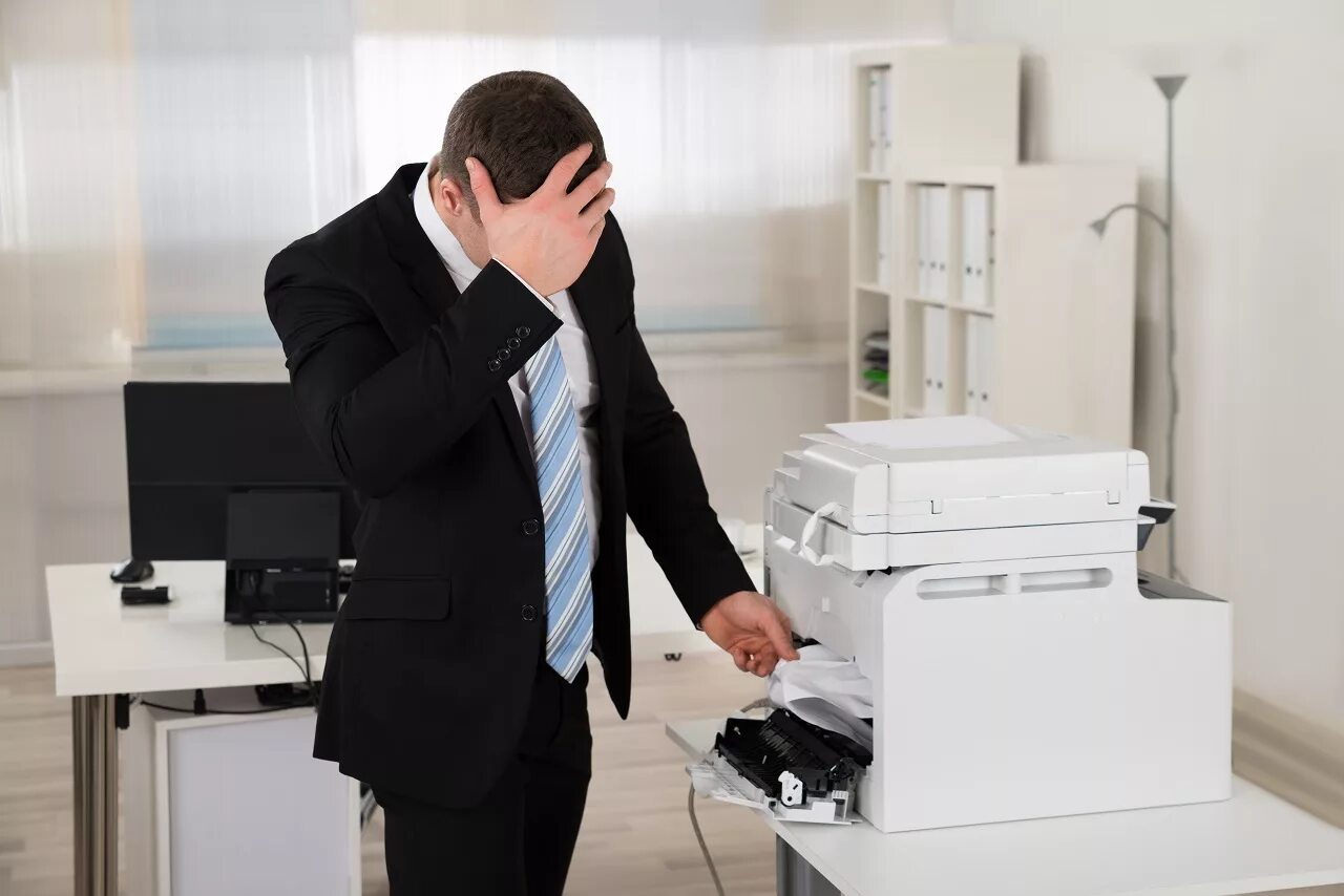 МФУ В офисе. Человек с принтером. Копировальная техника для офиса. Работник с принтером.