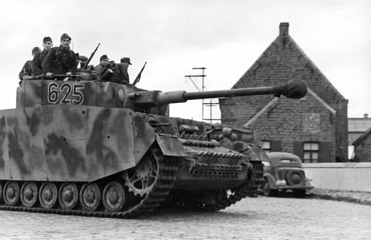 Ss tanks. PZ-IV H 12 танковая дивизия СС. 12 Танковая дивизия СС Гитлерюгенд PZ IV. Панцер танк 1943. 12-Я танковая дивизия Гитлерюгенд.