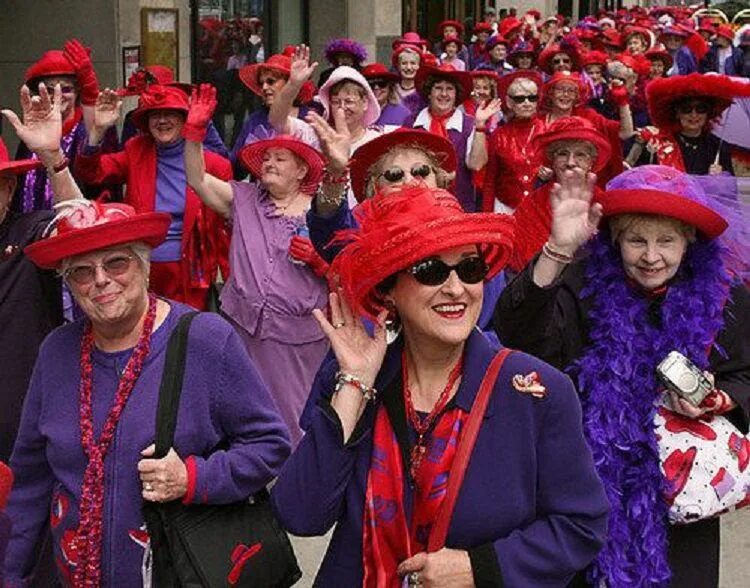 День «общества красных шляпок» (Red hat Society Day). День общества красных шляпок 25 апреля. Шляпа красная. Старушка в модной шляпке. Шляпа старушки