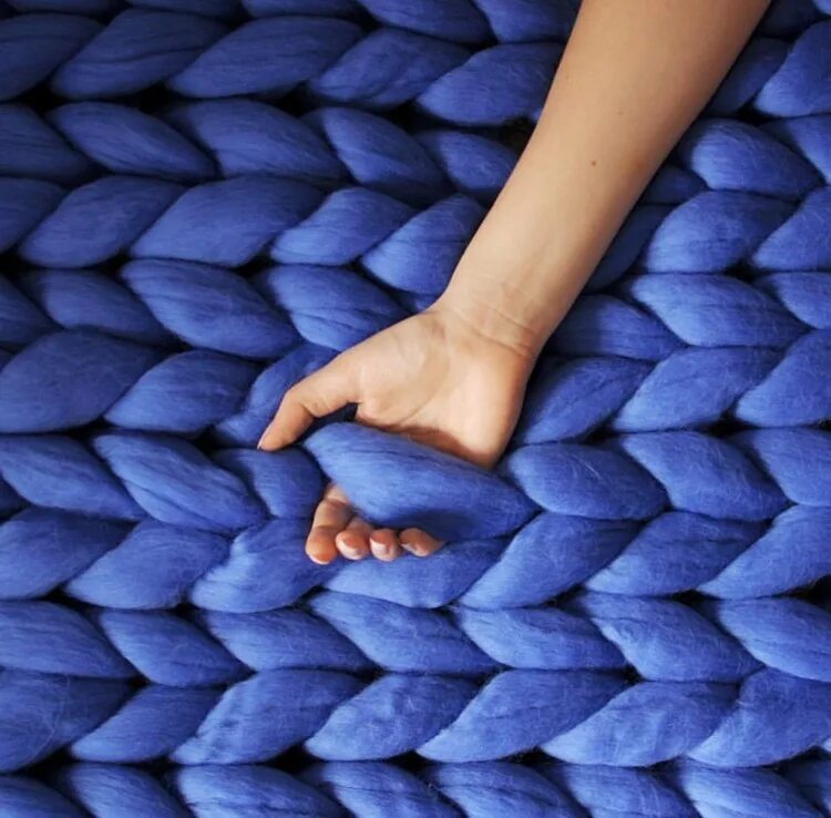 Свитер из мериносовой шерсти. Толстая пряжа. Пряжа мериноса изделия. Вязаный плед крупной вязки. Плед вязаный.