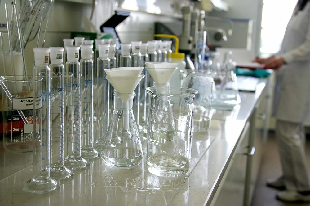 Производственные пробы. Пробы воды в лаборатории. Лабораторные исследования воды. Исследование воды в лаборатории. Химическое исследование воды.