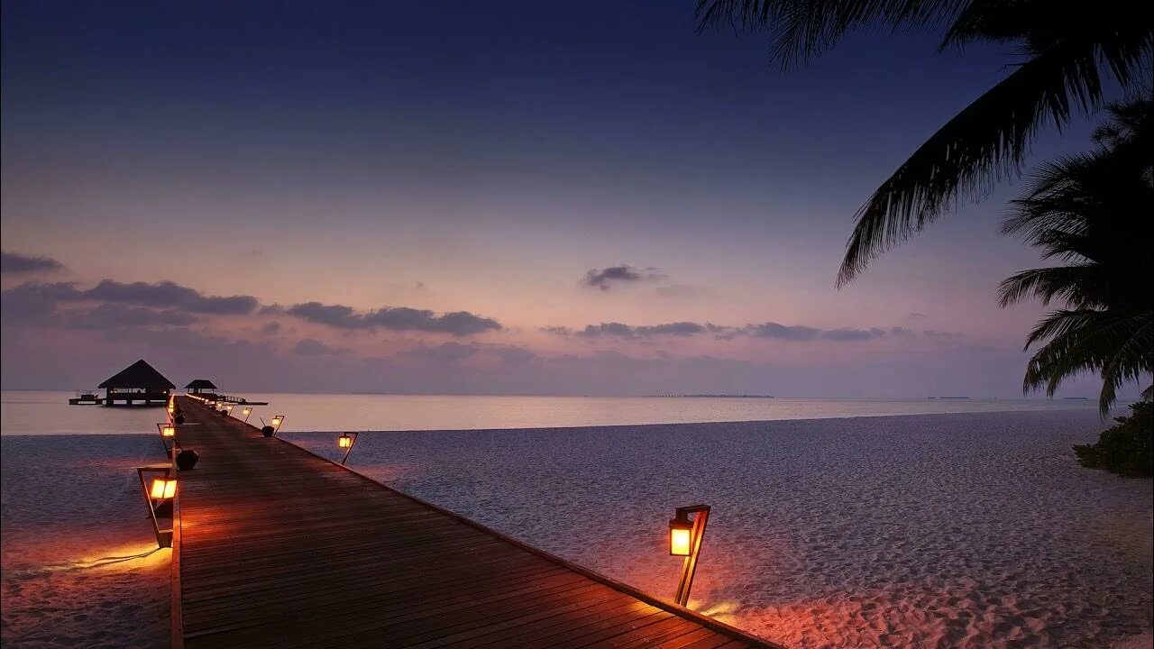 Сансет Бич Мальдивы. Остров Ваадху Мальдивы. Вечерний пляж. Вечер на море.