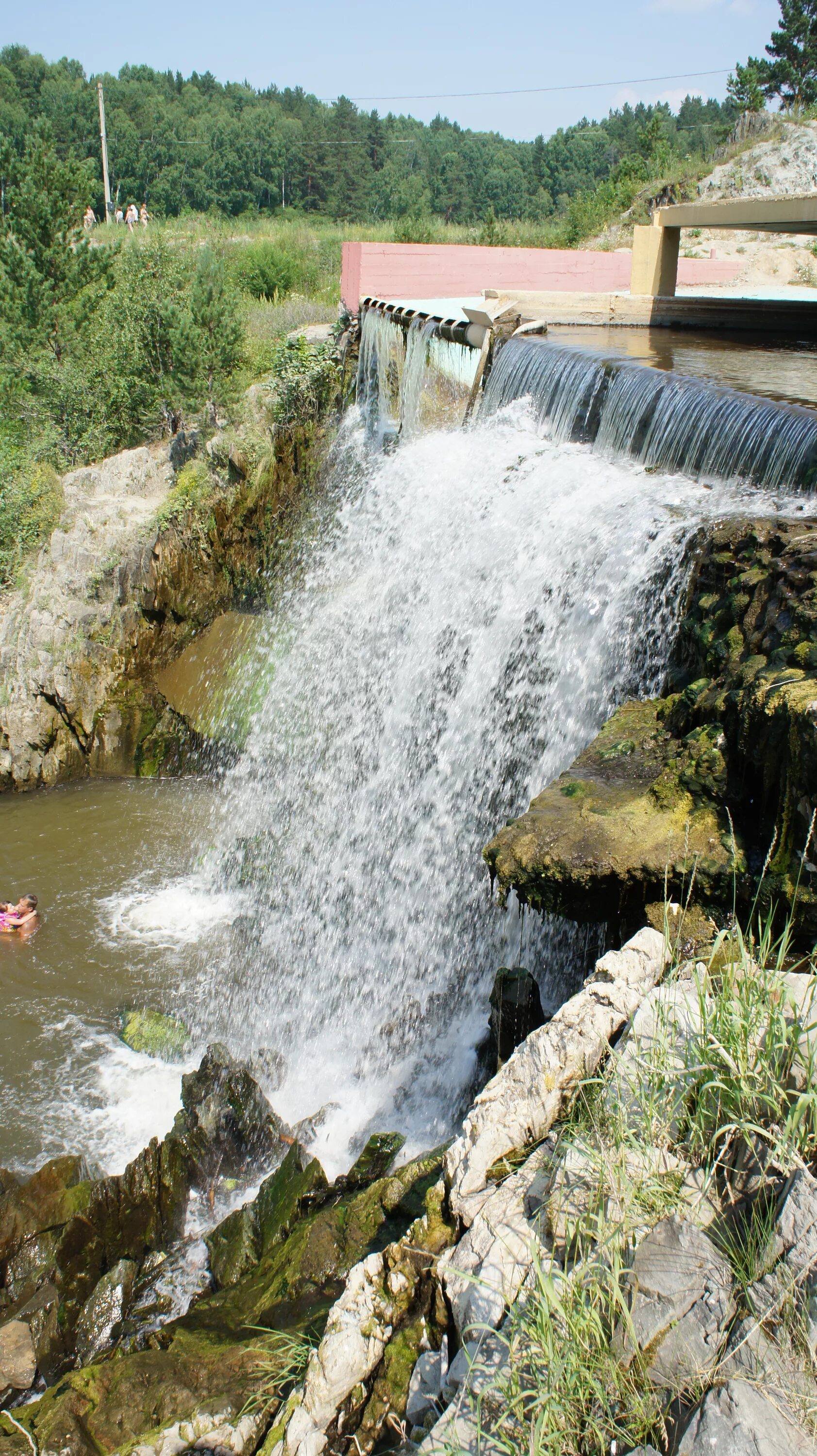 Водопад основа. Карпысакский водопад в Новосибирске. Водопад и карпы. Карпысак Тогучинский район. Озеро Карпысак Новосибирская область.