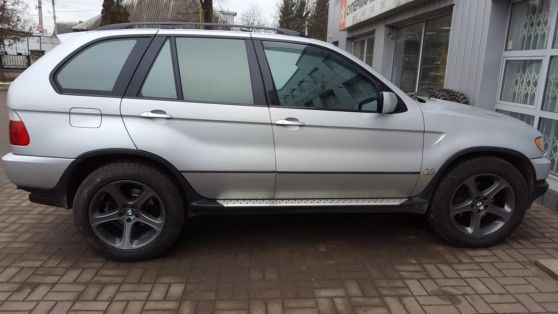 Шины бмв х5 е53. BMW x5 e53 колеса. BMW e53 87 стиль. 87 Стиль БМВ х5 е53. 87 Стиль r20 BMW e53.