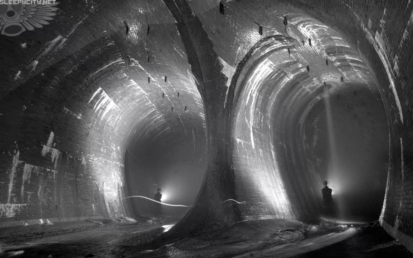 Секретные туннели сифон. Тоннели лондонского метро. Туннель secret. Тоннель севастополь. Тоннель подземелье глубину 1500 метр фильм.