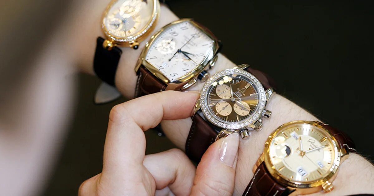 Сдать наручные часы. Дорогие наручные часы. Дорогие часы на руке. Коллекция наручных часов. Много часов на руке.
