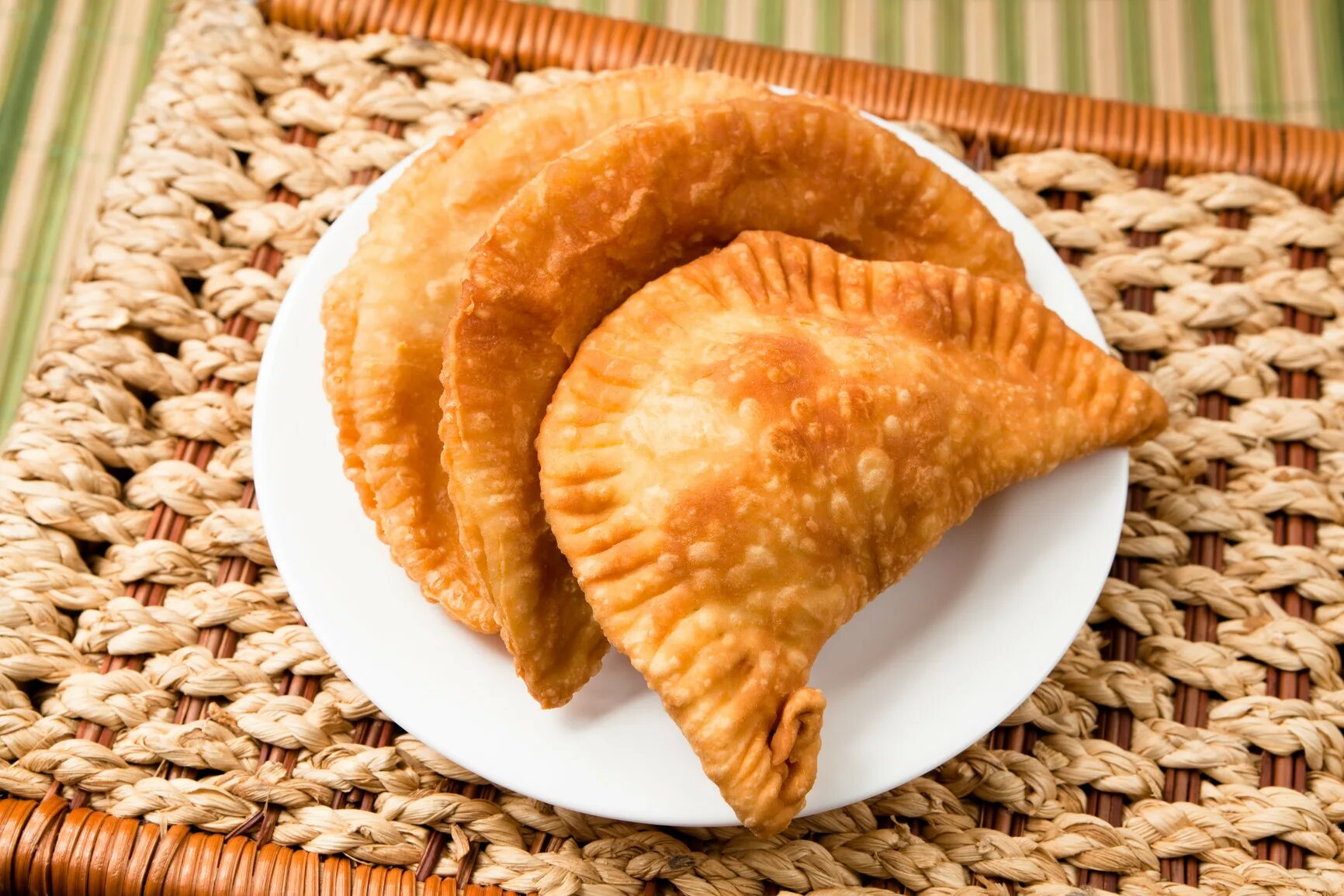 Реки чиби. Чир чир чебуреки. Чебурек с картофелем. Вкусные чебуреки. Чебуреки шобутинская рецепт.
