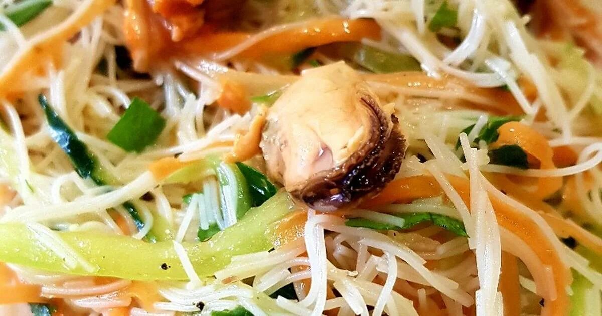 фунчоза с мидиями и овощами. вок в тарелке. фунчоза с мидиями и овощами. боул с фунчозой. фунчоза с мидиями и овощами.