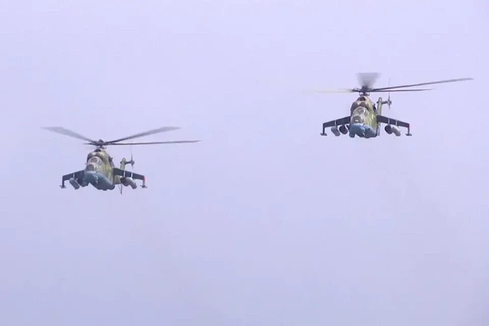 Вертолет в небе. Самолеты над саратовом 2022. Низко пролетел вертолёт алтайский край 2023. Sikorsky uh-60 black hawk. Военные вертолеты над тюменью.