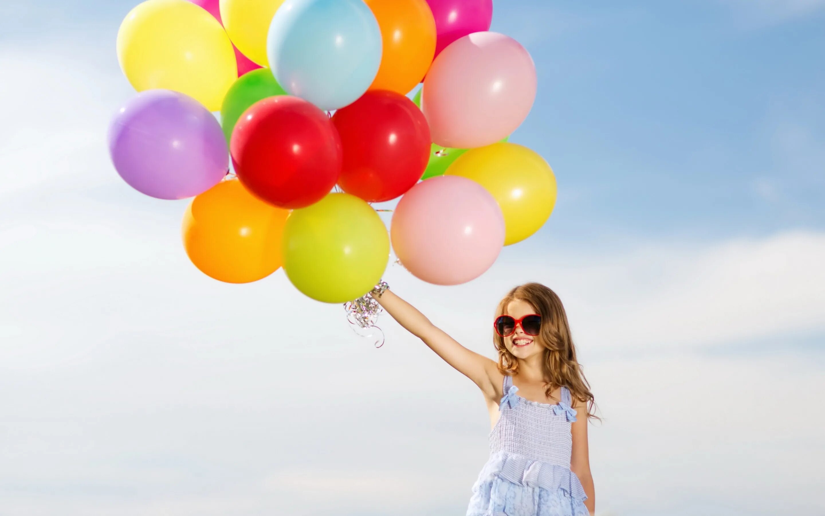 девочка с шарами. воздушный шарик. девушка с шарами. Happy of balloons. девушка с воздушными шарами.