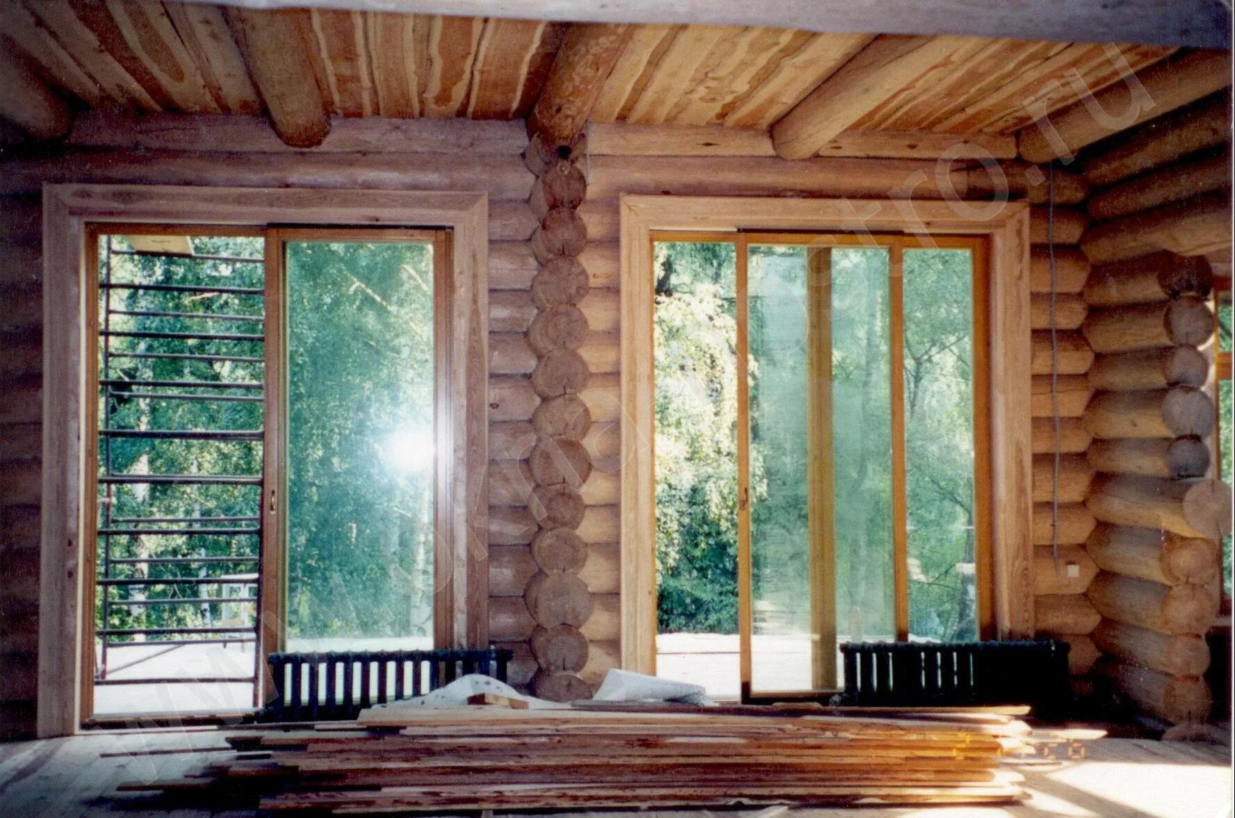 Купить окна в деревянный дом. Деревянный дом с панорамными окнами. Окна в деревянном доме. Окна в срубе. Окна в бревенчатом доме.