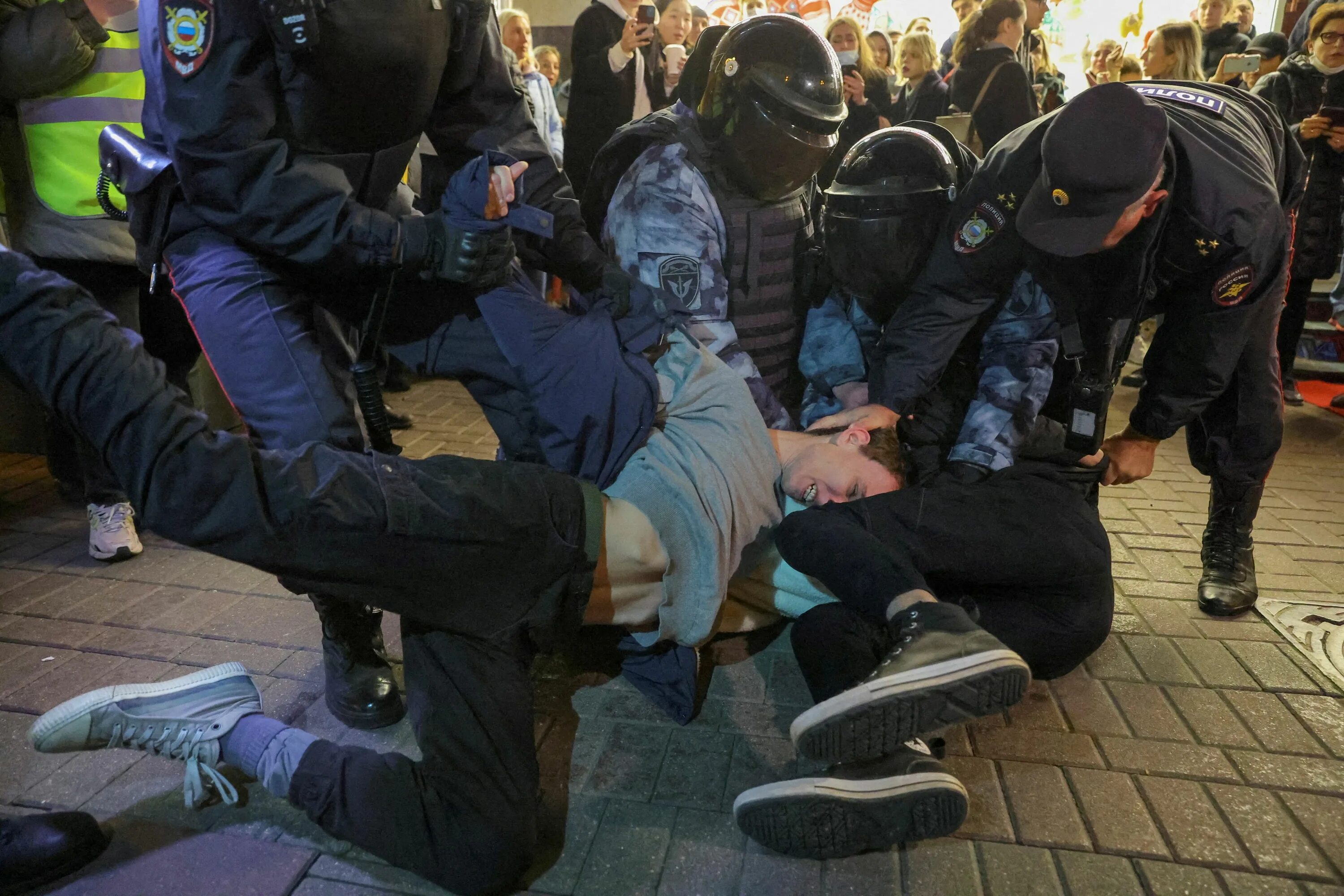 Провожая день вчерашний бьют