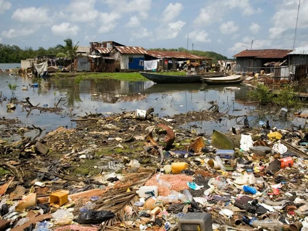Последствия природных загрязнений. Загрязнённая река Байрру-да-Серра. Загрязнение гидросферы. Грязная река. Загрязнение мусором окружающей среды.