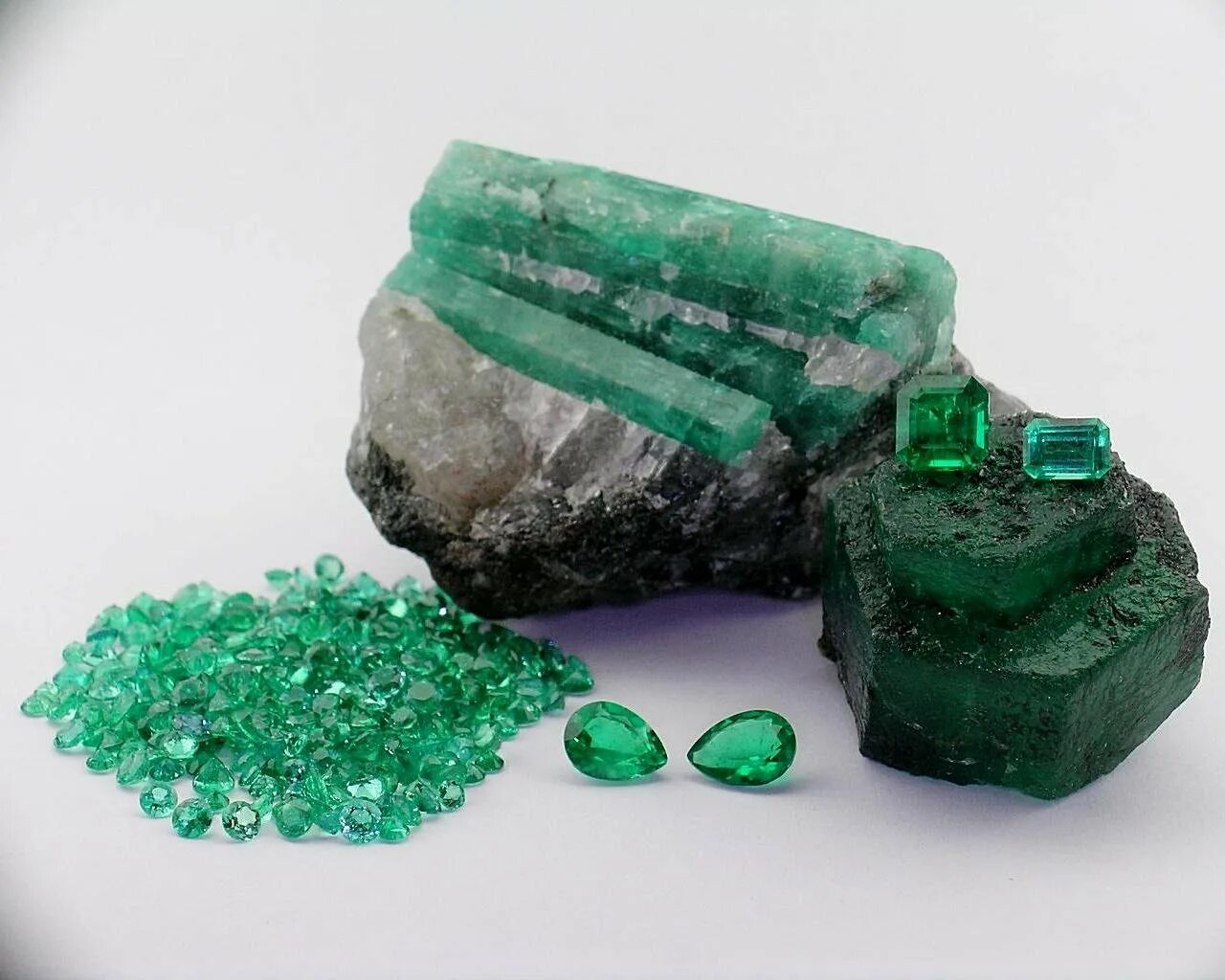 Изумруд-смарагд рубин- изумруд. 1 миллиметров. Как выглядит натуральный изумруд. Искусственный изумруд. Настоящий изумруд.