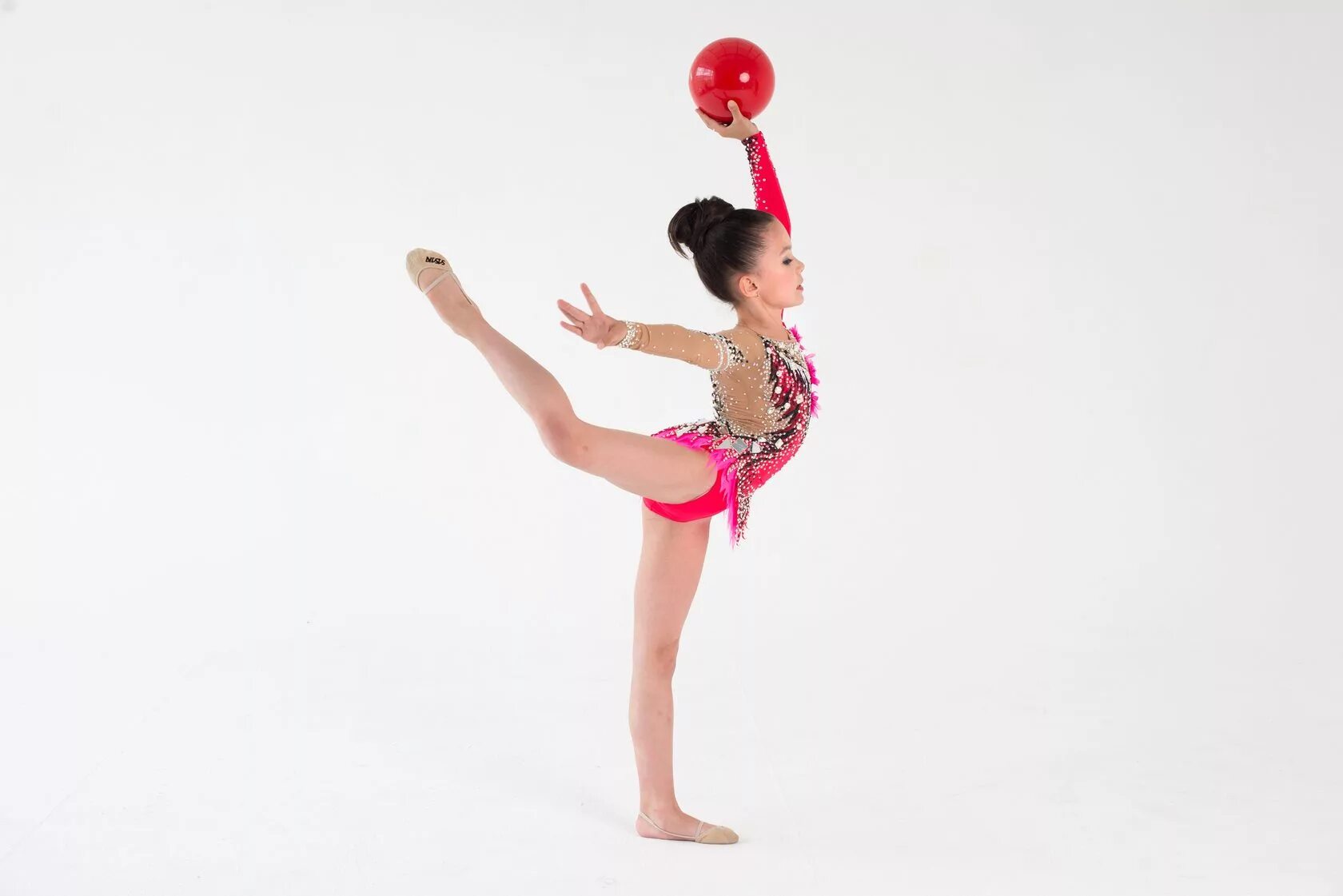 Цхг грейс. Художественная гимнастика rhythmic gymnastics. Гимнастка с ленточкой. Кружок художественной гимнастики. Гимнастика спортивная и художественная.
