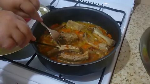 Ребрышки с луком на сковороде