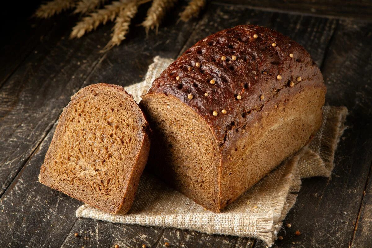 Бородино бородинский хлеб. Темный хлеб бородинский. Хлеб черный бородинский. Бородинский хлеб. Ржаной хлеб бородинский.