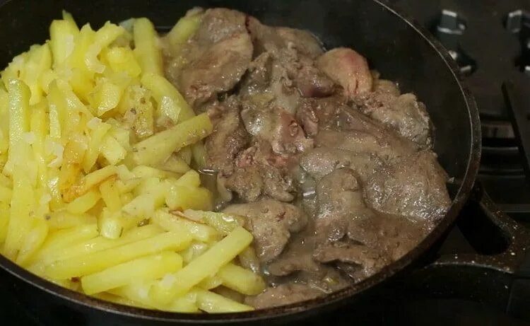 Жареная картошка с печенью говяжьей. Печень куриная с картошкой на сковороде жареная. Печень куриная с картошкой на сковороде жареная. Куриная печень с картошкой на сковороде тушеная. Куриная печень с картошкой тушеная.