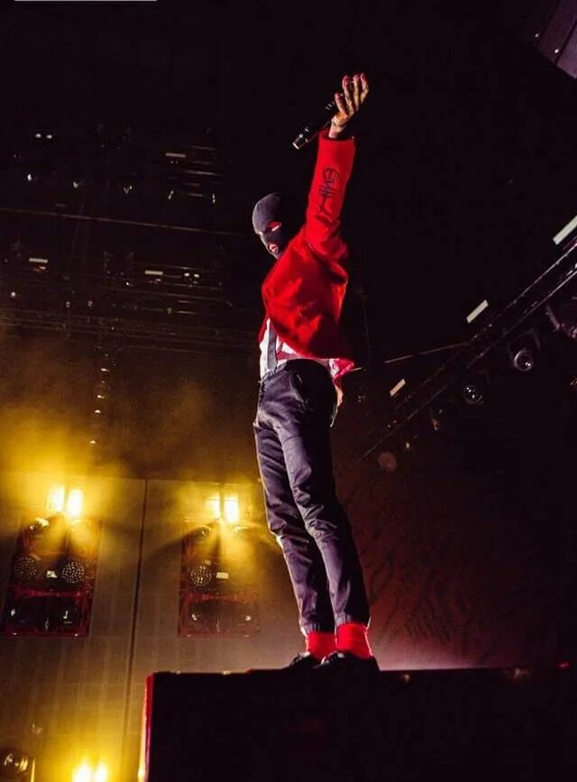 Twenty one pilots red tape. Twenty one pilots красные костюмы. twenty one pilots red.