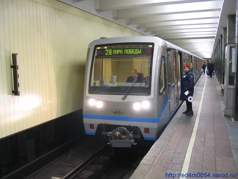 станции московского метрополитена «щелковская». поезд метро русич на станции щелковская. станция метро щелковская. станция щёлковская московского метро. русич на станции щелковская.