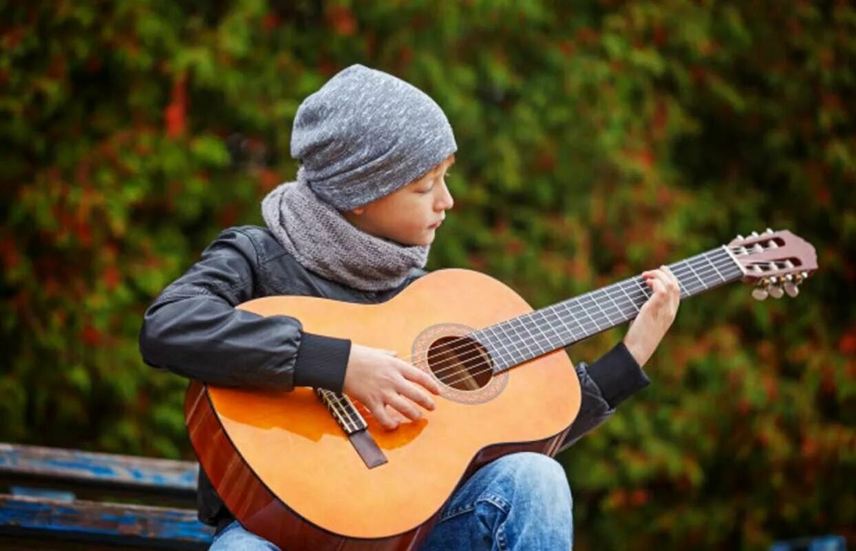 Инструменты для девочек и мальчиков. Подросток играющий на гитаре. Мама дети и гитара. Гитара для детей. Дети играющие на гитаре видео.
