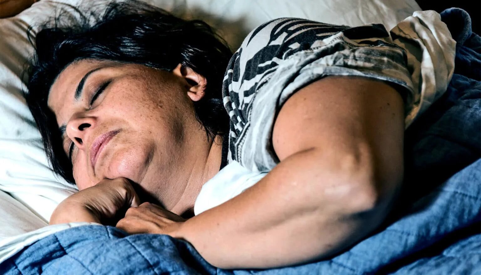 Спящие взрослые женщины. Спящие пожилые женщины. Спящая жена. Взрослые дела в кровати. Спящая жена.