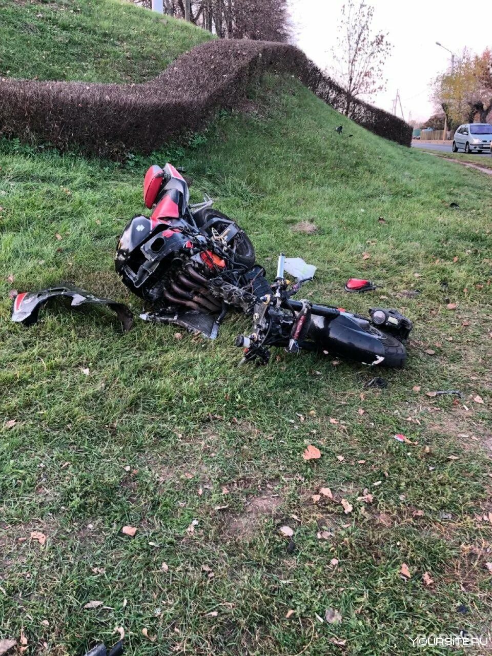 Дтп с участием мотоцикла. Мото аварии honda cbr 600 f4i. Дтп мотоцикл nonda cbr 600. Хонда cbr 600 rr после аварии. Красный мотоцикл дтп.