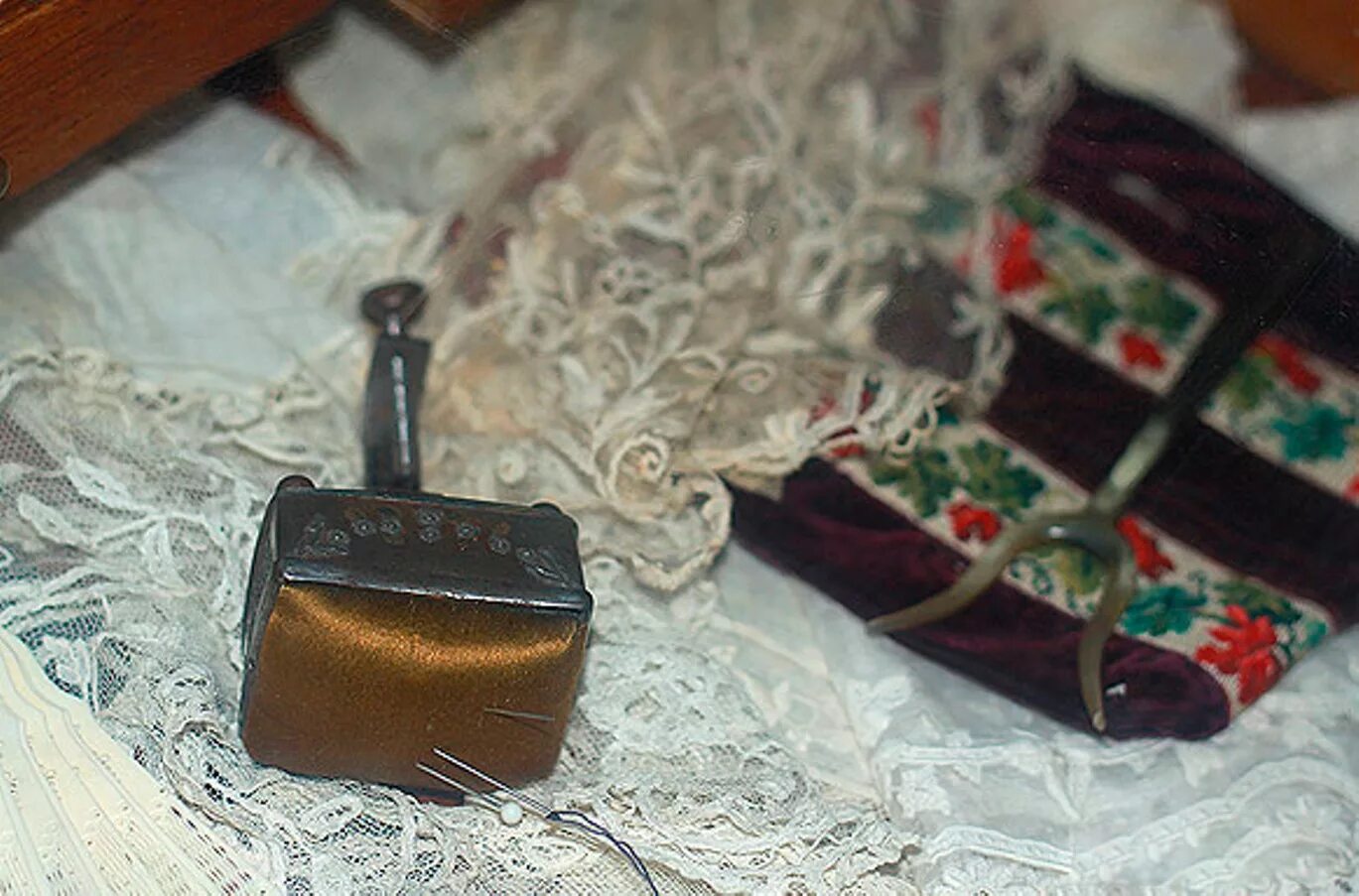 гоголь и рукоделие. натюрморт увлечений. увлечения гоголя. писатели и рукоделие. рукоделие гоголя.