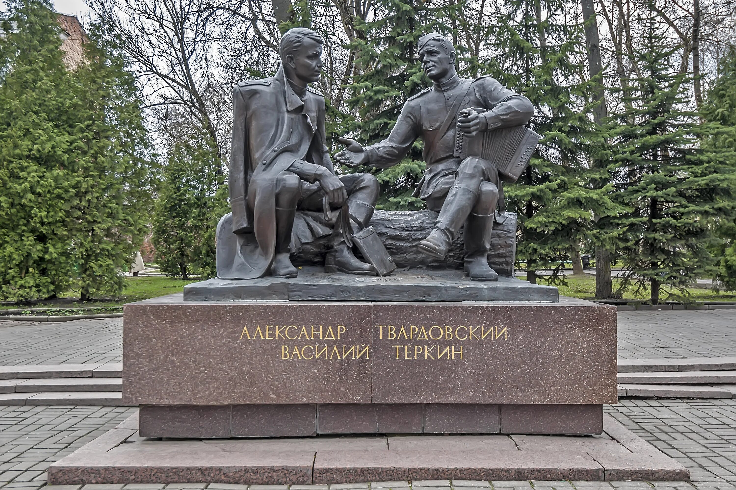 Памятник теркину в смоленске. Памятник Теркину Смоленск площадь Победы. Памятник Александру Твардовскому и Василию Тёркину в Смоленске. Памятник Василию Теркину в Смоленске.