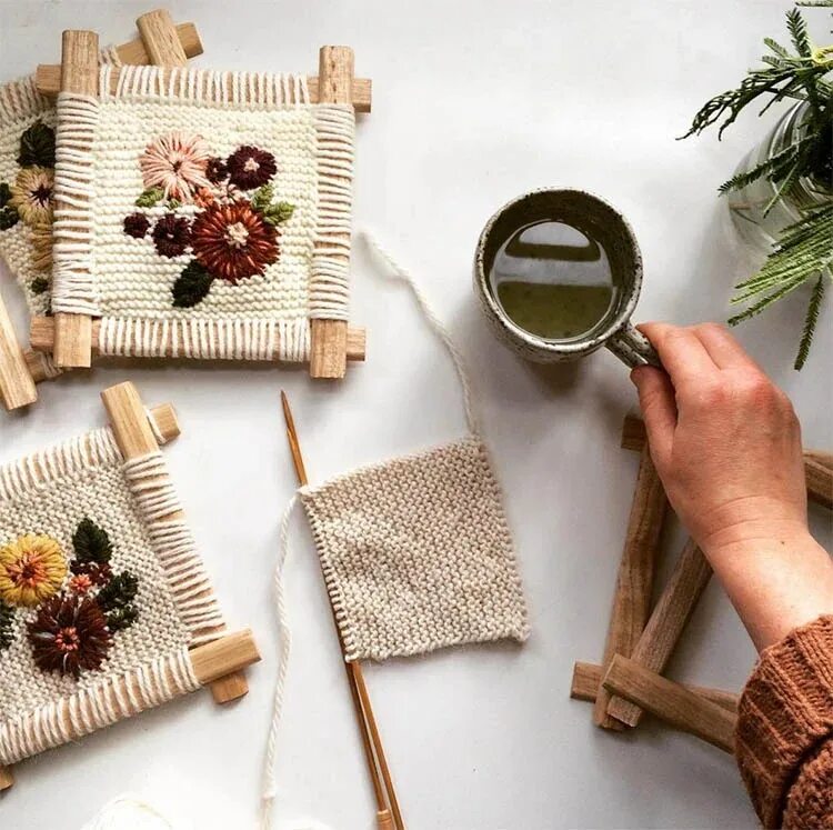 Креативный рабочий стол. Декор из речных камней. Декор из морских камней в интерьере. Использовать в качестве оригинальных. Идеи для дачи.