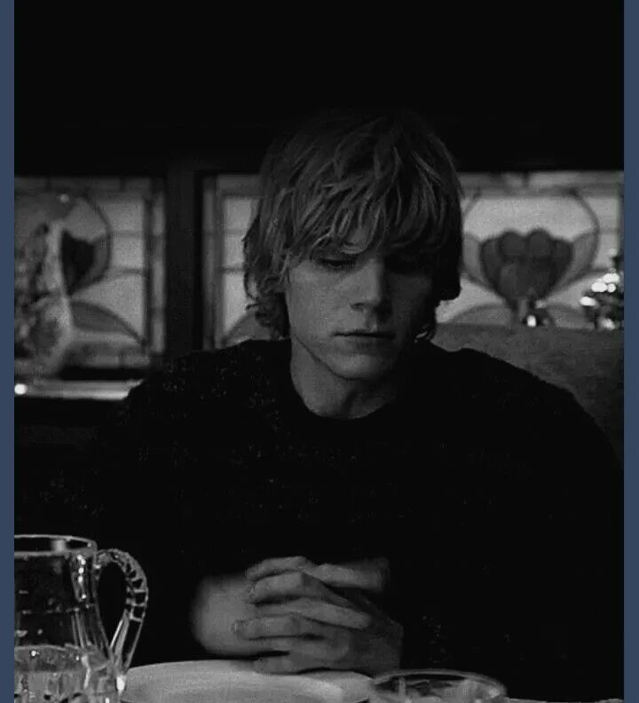 Эван питерс аиу. Эван питерс. эван питерс тейт лэнгдон. evan peters аиу. эван питерс американская история.