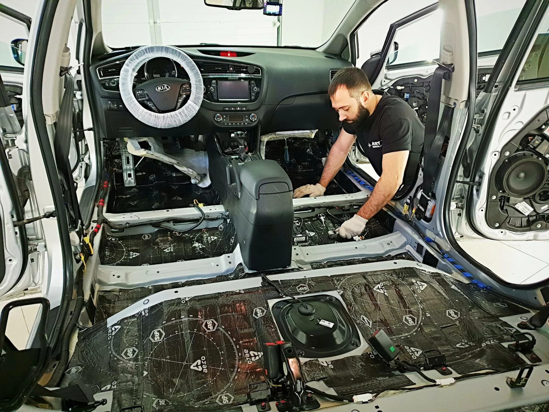 Какую шумоизоляцию выбрать для автомобиля. Шумоизоляция автомобиля. шумтоизолвяция авитто. шумка для авто. звукоизоляция автомобиля.