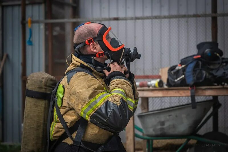 тюмень пожарных и спасателей 1. пожарные спасают людей. тюмень пожарных и спасателей 1. тюмень пожарных и спасателей 1. пожарных и спасателей 5 к 1 тюмень.