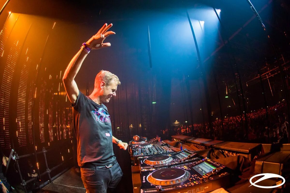 Armin van buuren a state of trance. Armin van shivers. A state of trance 2016 армин ван бюрен. армин ван бюрен обложки альбомов. альмин ван бюрен.