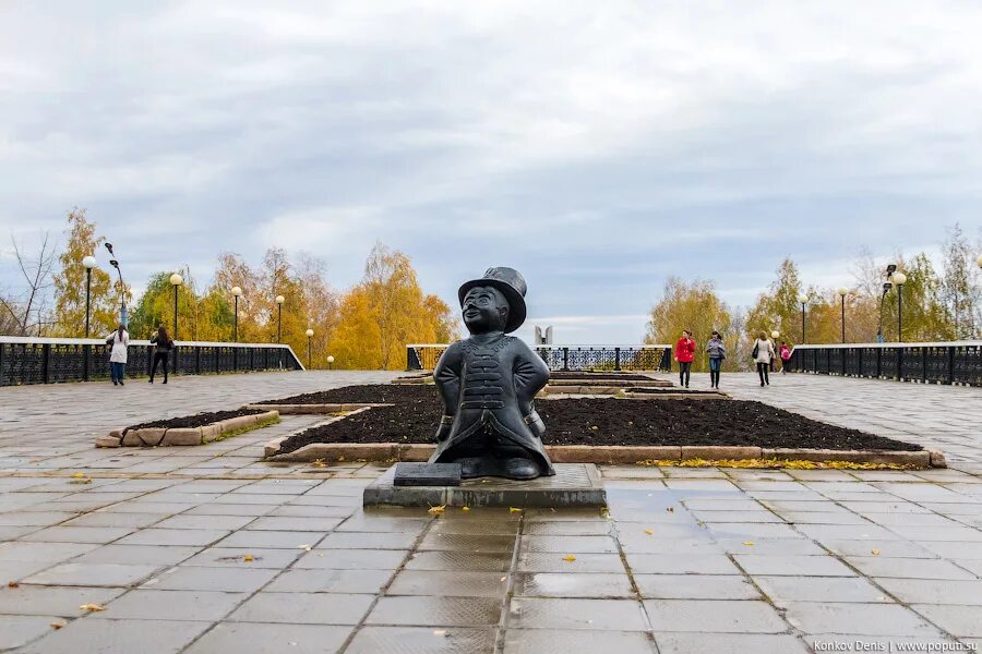 Октябрь ижевска. Скульптура Ижик в Ижевске. Достопримечательности Удмуртии Ижик. Скульптура Ижик талисман Ижевска. Центральная площадь Ижевска памятник Ижику.