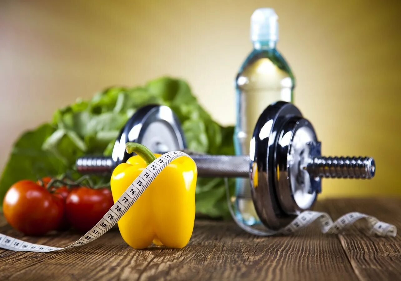 Зож картинки. Питание и тренировки. Здоровое питание и спорт. Здоровое спортивное питание. Гантели овощи.