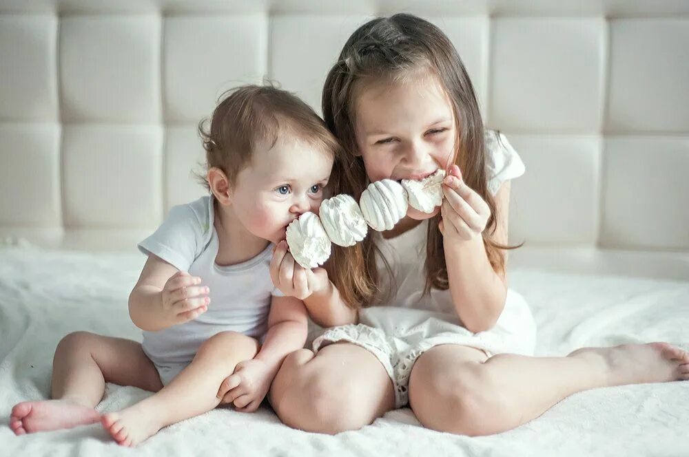 Какие сладкие детки. Зефир. Фотосессия малышей с зефиром. Зефир для детей. Девушка с зефиром.