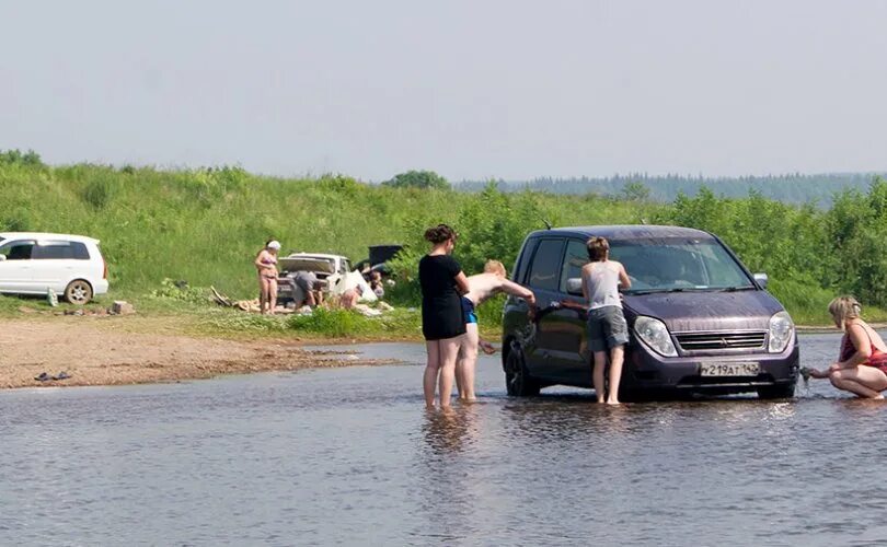 Штраф за мытье. Машина в реке. Машина в речке. Мытье машин на берегу реки. Машина у водоема.