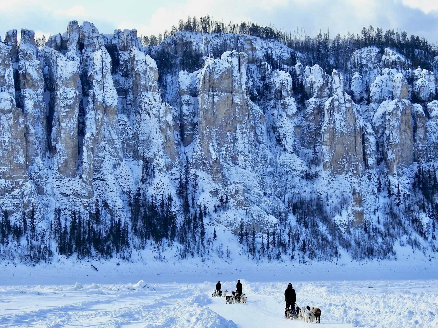 Ленские столбы в Якутии зимой. Якутск Ленские столбы зимой. Река Лена. Лена река зимой Ленские столбы.